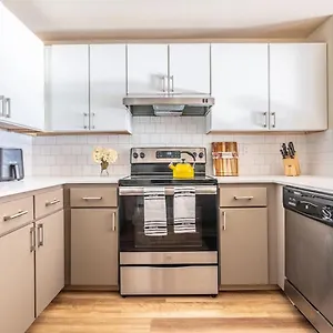 apt-modern-and-spacious-1-bedroom.seattlehotelsites.com/